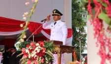 Bupati Ngawi Ony Anwar Harsono pimpin upacara peringatan HUT ke 81 Kemerdekaan Republik Indonesia di Alun-alun Merdeka Ngawi, Senin (17/8/2026). Foto : Istimewa
