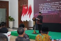 Bupati Madiun Hari Wuryanto menyampaikan apresiasi kepada anggota Paskibraka Kabupaten Madiun yang telah sukses bertugas dalam upacara peringatan HUT ke 81 Kemerdekaan RI