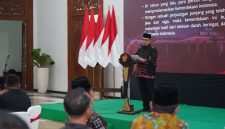 Bupati Madiun Hari Wuryanto menyampaikan apresiasi kepada anggota Paskibraka Kabupaten Madiun yang telah sukses bertugas dalam upacara peringatan HUT ke 81 Kemerdekaan RI 