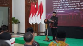 Bupati Madiun Hari Wuryanto menyampaikan apresiasi kepada anggota Paskibraka Kabupaten Madiun yang telah sukses bertugas dalam upacara peringatan HUT ke 81 Kemerdekaan RI 