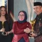 Wakil Menteri Koperasi RI, Farida Farichah (tengah) menyerahkan penghargaan kepada Bupati Madiun Hari Wuryanto. Foto : Istimewa