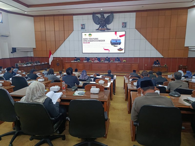 Bupati Madiun Hari Wuryanto menyampaikan rancangan Perubahan APBD 2026 dalam rapat paripurna DPRD Kabupaten Madiun, Senin (24/8/2026).