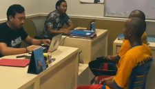 Penyidik Satreskrim Polres Madiun memeriksa dua tersangka yang gasak Liontin senilai Rp 8 jutaan. Foto : Istimewa