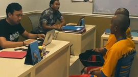 Penyidik Satreskrim Polres Madiun memeriksa dua tersangka yang gasak Liontin senilai Rp 8 jutaan. Foto : Istimewa 