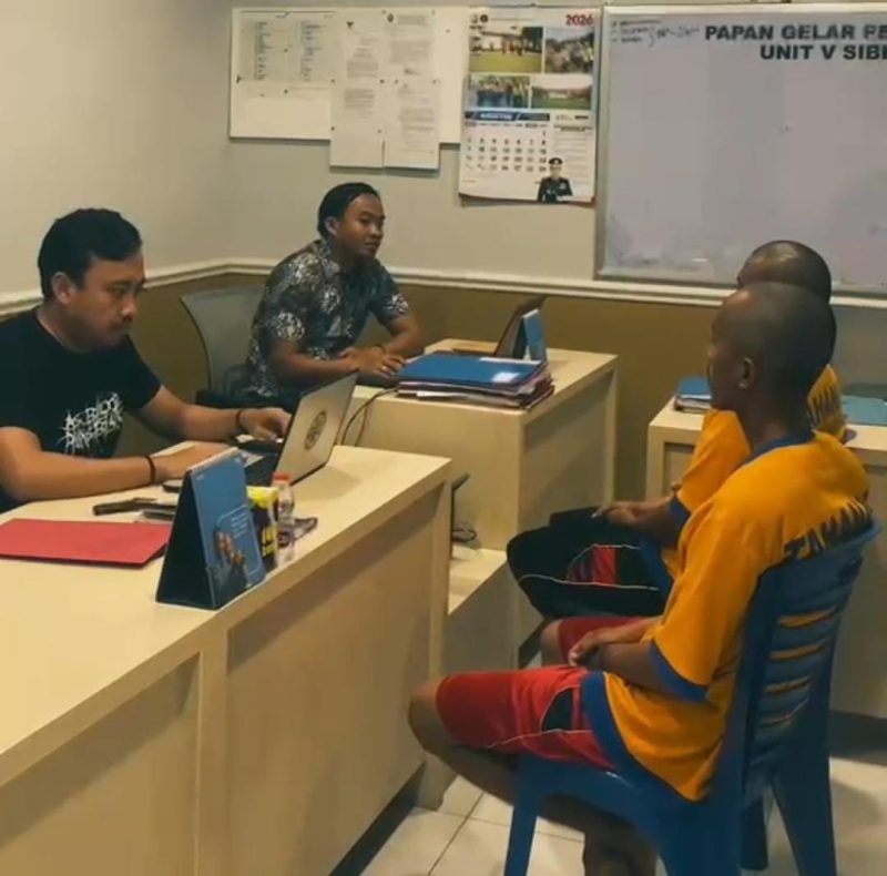 Penyidik Satreskrim Polres Madiun memeriksa dua tersangka yang gasak Liontin senilai Rp 8 jutaan. Foto : Istimewa 