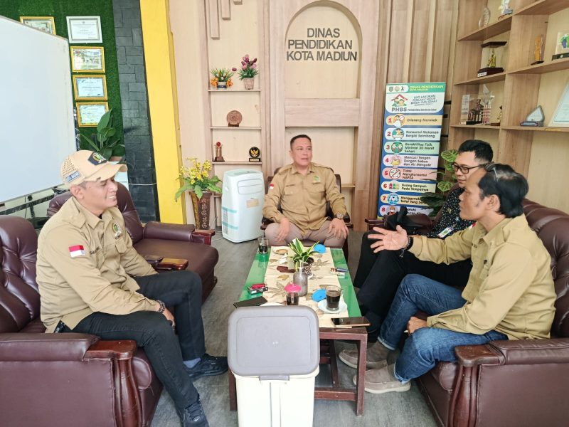 Komisi I DPRD Kota Madiun saat sidak di Dinas Pendidikan Kota Madiun menindaklanjuti insiden dugaan keracunan MBG di SDN 02 Kanigoro, Kamis (10/9/2026) 