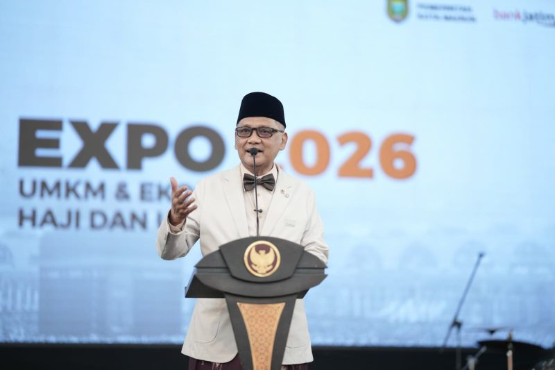 Menteri Haji dan Umrah (Menhaj) Republik Indonesia Mochamad Irfan Yusuf saat membuka Kick Off Manasik Haji Akbar Nasional 2026 di Stadion Wilis, Kota Madiun, Jumat (25/9/2026)