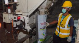 Proses pembuatan pupuk organik bersubsidi Petroganik di Kecamatan Pilangkenceng, Kabupaten Madiun 