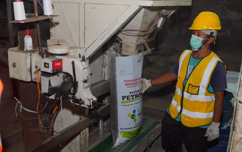 Proses pembuatan pupuk organik bersubsidi Petroganik di Kecamatan Pilangkenceng, Kabupaten Madiun 