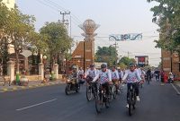 Dua tahun kinerja DPRD Kota Madiun, jajaran legislatif bersama unsur pemerintah daerah dan elemen masyarakat gowes keliling kota, Sabtu (10/10/2026).