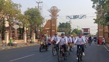 Dua tahun kinerja DPRD Kota Madiun, jajaran legislatif bersama unsur pemerintah daerah dan elemen masyarakat gowes keliling kota, Sabtu (10/10/2026).