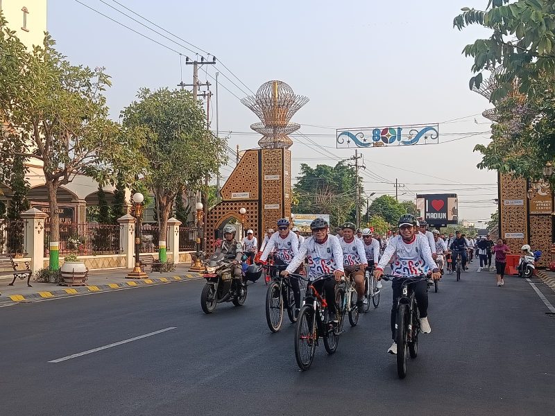 Dua tahun kinerja DPRD Kota Madiun, jajaran legislatif bersama unsur pemerintah daerah dan elemen masyarakat gowes keliling kota, Sabtu (10/10/2026).