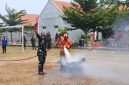 Damkar Kabupaten Madiun bersama Yon TP 532 memperkuat kesiapsiagaan dengan menggelar simulasi pemadaman kebakaran dalam rangkaian program Bahana Bersahaja di Desa Sidomulyo, Kecamatan Sawahan, Kabupaten Madiun, Rabu (14/10/2026)
