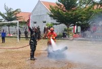 Damkar Kabupaten Madiun bersama Yon TP 532 memperkuat kesiapsiagaan dengan menggelar simulasi pemadaman kebakaran dalam rangkaian program Bahana Bersahaja di Desa Sidomulyo, Kecamatan Sawahan, Kabupaten Madiun, Rabu (14/10/2026)