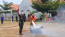 Damkar Kabupaten Madiun bersama Yon TP 532 memperkuat kesiapsiagaan dengan menggelar simulasi pemadaman kebakaran dalam rangkaian program Bahana Bersahaja di Desa Sidomulyo, Kecamatan Sawahan, Kabupaten Madiun, Rabu (14/10/2026)