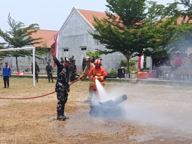 Damkar Kabupaten Madiun bersama Yon TP 532 memperkuat kesiapsiagaan dengan menggelar simulasi pemadaman kebakaran dalam rangkaian program Bahana Bersahaja di Desa Sidomulyo, Kecamatan Sawahan, Kabupaten Madiun, Rabu (14/10/2026)