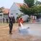 Damkar Kabupaten Madiun bersama Yon TP 532 memperkuat kesiapsiagaan dengan menggelar simulasi pemadaman kebakaran dalam rangkaian program Bahana Bersahaja di Desa Sidomulyo, Kecamatan Sawahan, Kabupaten Madiun, Rabu (14/10/2026)