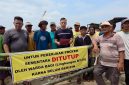Puluhan warga Desa Bagi, Kabupaten Madiun menutup akses menuju lokasi proyek pabrik sepatu, Minggu (25/10/2026) 