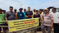 Puluhan warga Desa Bagi, Kabupaten Madiun menutup akses menuju lokasi proyek pabrik sepatu, Minggu (25/10/2026) 