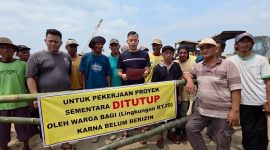 Puluhan warga Desa Bagi, Kabupaten Madiun menutup akses menuju lokasi proyek pabrik sepatu, Minggu (25/10/2026) 