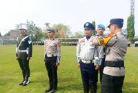 Kapolres Madiun AKBP Ridwan Maliki secara simbolis menyematkan pita operasi sebagai tanda dimulainya Operasi Patuh Semeru 2026 di wilayah hukum Polres Madiun
