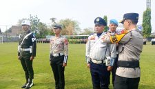 Kapolres Madiun AKBP Ridwan Maliki secara simbolis menyematkan pita operasi sebagai tanda dimulainya Operasi Patuh Semeru 2026 di wilayah hukum Polres Madiun
