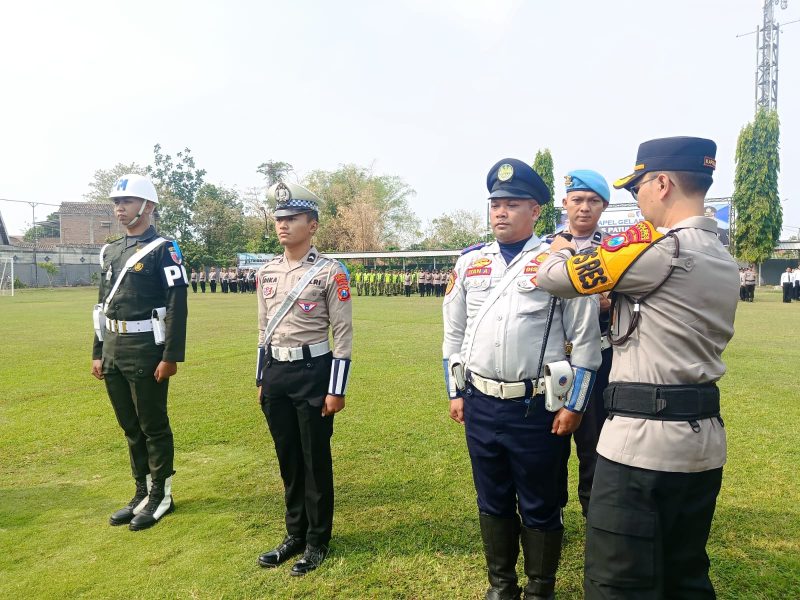 Kapolres Madiun AKBP Ridwan Maliki secara simbolis menyematkan pita operasi sebagai tanda dimulainya Operasi Patuh Semeru 2026 di wilayah hukum Polres Madiun