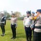 Kapolres Madiun AKBP Ridwan Maliki secara simbolis menyematkan pita operasi sebagai tanda dimulainya Operasi Patuh Semeru 2026 di wilayah hukum Polres Madiun