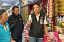 Pemimpin Perum BULOG Kantor Cabang Madiun, Agung Sarianto (kanan) lakukan cek beras SPHP di wilayah Madiun
