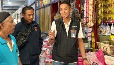 Pemimpin Perum BULOG Kantor Cabang Madiun, Agung Sarianto (kanan) lakukan cek beras SPHP di wilayah Madiun