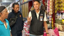 Pemimpin Perum BULOG Kantor Cabang Madiun, Agung Sarianto (kanan) lakukan cek beras SPHP di wilayah Madiun