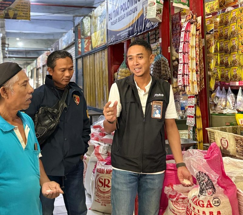 Pemimpin Perum BULOG Kantor Cabang Madiun, Agung Sarianto (kanan) lakukan cek beras SPHP di wilayah Madiun