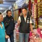 Pemimpin Perum BULOG Kantor Cabang Madiun, Agung Sarianto (kanan) lakukan cek beras SPHP di wilayah Madiun