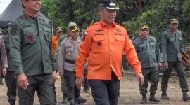 Direktur Utama Perum Perhutani, Tio Handoko (kiri) didampingi Bupati Madiun Hari Wuryanto saat Apel Kesiapsiagaan Bencana Alam dan Penanganan Pascakebakaran Hutan dan Lahan di lapangan Desa/Kecamatan Gemarang, Kabupaten Madiun, Jumat (30/10/2026).