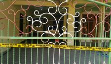 Salah satu rumah yang diduga menjadi lokasi eksekusi oleh pelaku dipasang garis polisi.