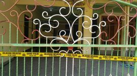 Salah satu rumah yang diduga menjadi lokasi eksekusi oleh pelaku dipasang garis polisi. 