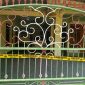 Salah satu rumah yang diduga menjadi lokasi eksekusi oleh pelaku dipasang garis polisi. 