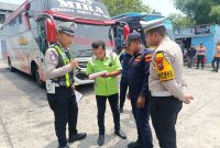 Satlantas Polres Madiun menggelar ramp check terhadap bus di Terminal Bus Purboyo, Kota Madiun, Kamis (29/10/2026).