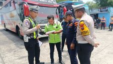 Satlantas Polres Madiun menggelar ramp check terhadap bus di Terminal Bus Purboyo, Kota Madiun, Kamis (29/10/2026).