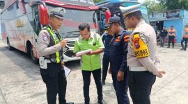 Satlantas Polres Madiun menggelar ramp check terhadap bus di Terminal Bus Purboyo, Kota Madiun, Kamis (29/10/2026).
