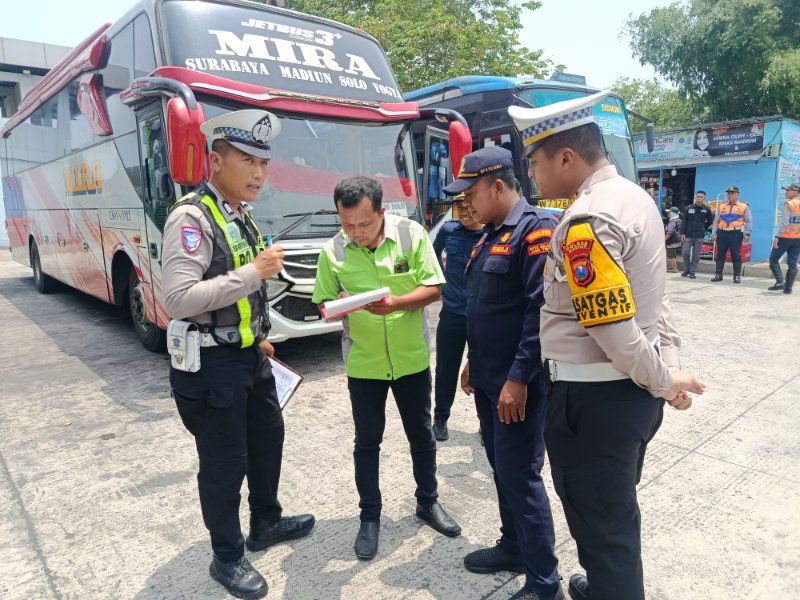 Satlantas Polres Madiun menggelar ramp check terhadap bus di Terminal Bus Purboyo, Kota Madiun, Kamis (29/10/2026).